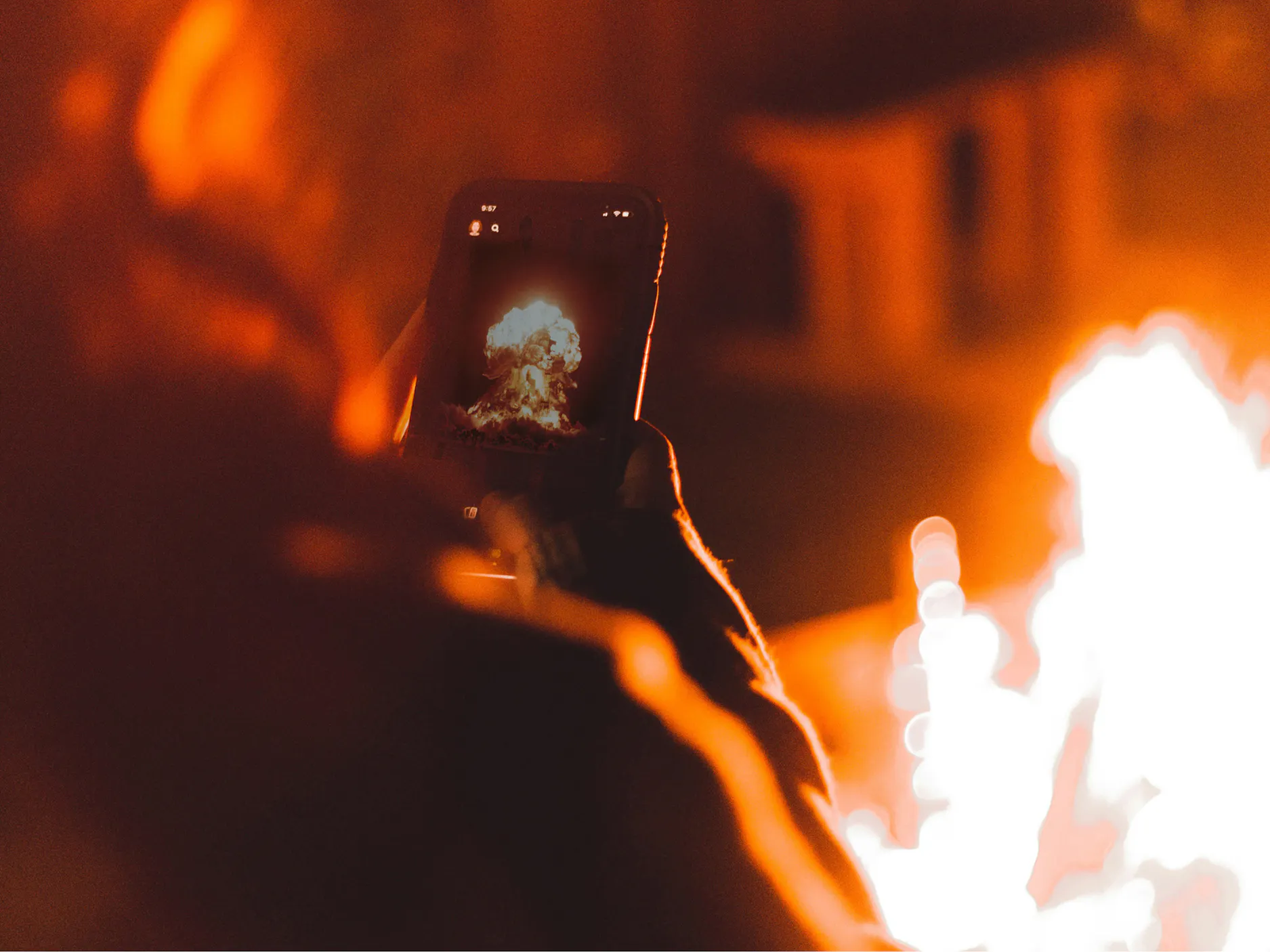 Telefon v rokah, na katerem je eksplozija